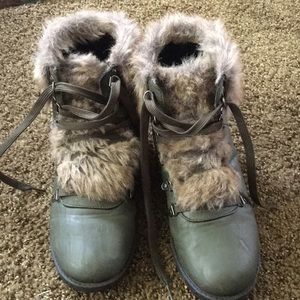 Green fuzzy winter boots